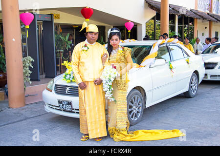 MANDALAY, MYANMAR - 15 novembre, 2015:couple birman porter les vêtements traditionnels dans un événement de mariage traditionnel au Myanmar Banque D'Images