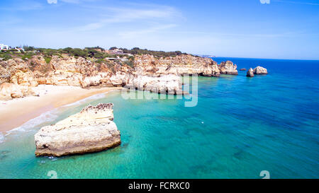 Antenne de rochers naturels à Praia Alvor près de Tres Irmaos au Portugal Banque D'Images