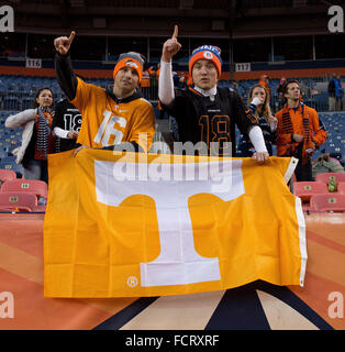 Denver, Colorado, États-Unis. 24 Jan, 2016. Denver Broncos Bronco fans de QB Peyton Manning montrer leur soutien de lui à la fin du match à Sports Authority Field at Mile High dimanche après-midi. Les Broncos battre les Patriots 20-18. Credit : Hector Acevedo/ZUMA/Alamy Fil Live News Banque D'Images