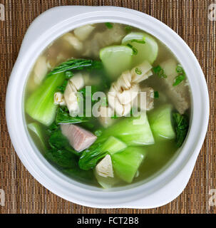 Angle de vue élevé soupe asiatique composé de porc, boulette et bok choy légume sur bambou. Banque D'Images