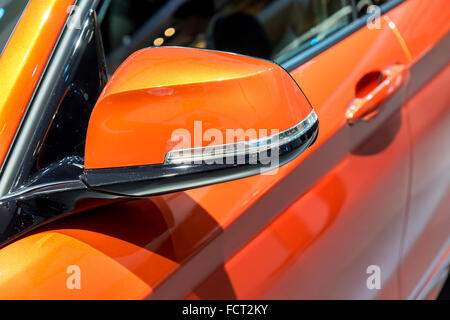 Close up de voiture miroir côté Orange Banque D'Images