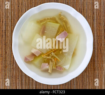 Angle de vue élevé soupe asiatique composé de porc, de pousses de bambou et de légumes chou sur bambou. Banque D'Images