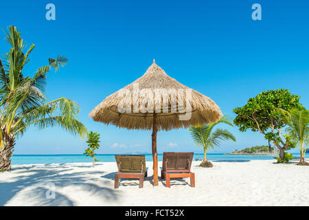 L'été, les voyages, vacances et maison de vacances concept - chaises de plage et parasol sur l'île de Phuket, Thaïlande Banque D'Images