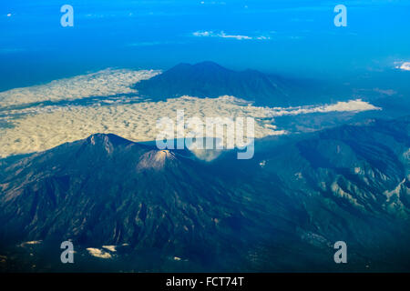 Vue aérienne des volcans de Wérirang-Arjuno dans la province de Java-est, Indonésie. Banque D'Images