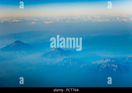 Vue aérienne sur le Mont Sumbing, Sundoro et le plateau de Dieng dans le centre de Java, en Indonésie. Banque D'Images