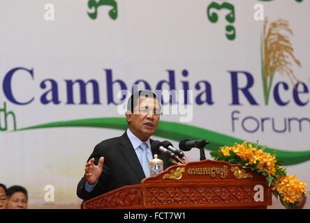 Phnom Penh, Cambodge. 25 Jan, 2016. Le Premier ministre cambodgien Hun Sen, lors de la cérémonie d'ouverture du 5e Forum de riz au Cambodge à Phnom Penh, au Cambodge, le 25 janvier 2016. Hun Sen a appelé lundi à davantage d'investissements dans des installations de stockage et de séchage du riz machines afin d'augmenter la capacité d'exportation de riz du pays. © Sovannara/Xinhua/Alamy Live News Banque D'Images