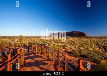 Majestic Uluru et la plate-forme d'observation au lever du soleil sur un matin d'hiver dans le Territoire du Nord, Australie Banque D'Images