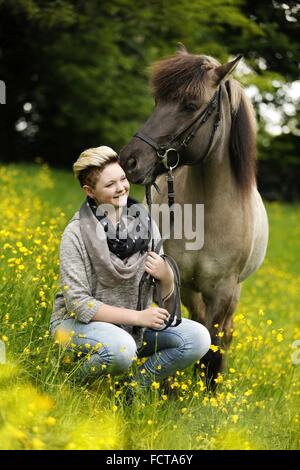 Femme et cheval islandais Banque D'Images