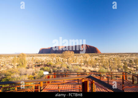 Majestic Uluru et la plate-forme d'observation au lever du soleil sur un matin d'hiver dans le Territoire du Nord, Australie Banque D'Images