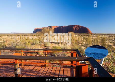 Majestic Uluru et la plate-forme d'observation au lever du soleil sur un matin d'hiver dans le Territoire du Nord, Australie Banque D'Images