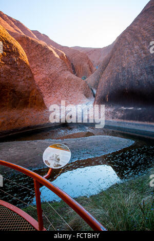 Sur le point d'eau Mutitjulu Kuniya walk à Uluru par temps clair l'après-midi d'hiver dans le Territoire du Nord, Australie Banque D'Images