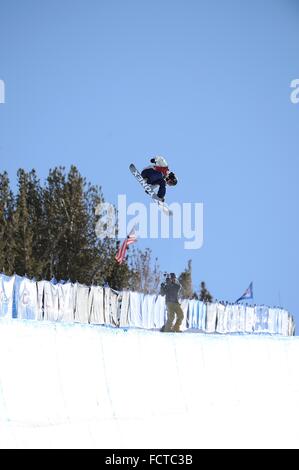 Mammoth Mountain, California, USA. 24 Jan, 2016. Ryo Aono (JPN) snowboard : Ryo Aono du Japon en compétition lors de la Coupe du Monde FIS de Ski acrobatique snowboard halfpipe hommes finale à Mammoth Mountain, California, United States . Credit : Hiroyuki Sato/AFLO/Alamy Live News Banque D'Images