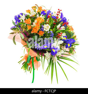 Magnifique bouquet délicat de Jonathan Cerrada-mon paradis, iris, l'alstroemeria, roses et autres fleurs de couleur orange avec des bandes d'emballage vert isolé o Banque D'Images