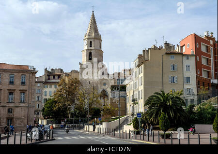 Marseille (sud-est de la France) : Le quartier du Panier, avec la rue 'montée des Accoules' et clocher de l'église de Banque D'Images