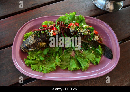 Le poisson à tête de serpent servir avec frites et sauce épicée aux herbes au restaurant en Thailande Banque D'Images