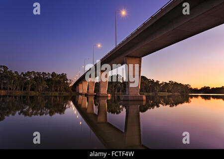 Haut moderne pont sur Murray River près de Mildura comme une frontière entre la Nouvelle-Galles du Sud et Victoria en Australie au lever du soleil Banque D'Images