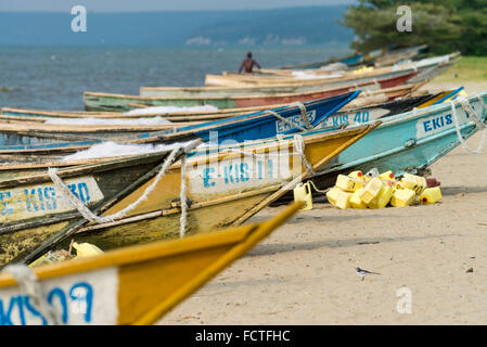 Bateaux sur la plage du lac Edouard, Parc national Queen Elizabeth, en Ouganda, en Afrique de l'Est Banque D'Images