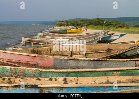 Bateaux sur la plage du lac Edouard, Parc national Queen Elizabeth, en Ouganda, en Afrique de l'Est Banque D'Images