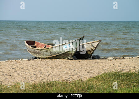 Bateaux sur la plage du lac Edouard, Parc national Queen Elizabeth, en Ouganda, en Afrique de l'Est Banque D'Images