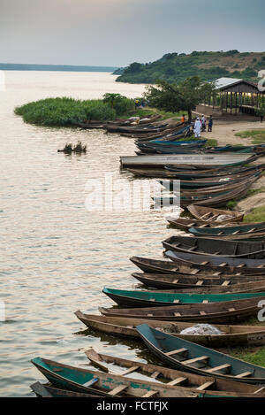 Bateaux dans le canal de Kazinga, coucher du soleil, Parc national Queen Elizabeth, en Ouganda, en Afrique de l'Est Banque D'Images