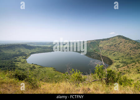 Le lac du cratère Kitagata dans le Parc national Queen Elizabeth, l'Ouganda, l'Afrique Banque D'Images