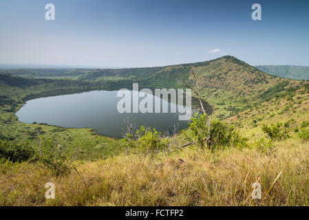 Le lac du cratère Kitagata dans le Parc national Queen Elizabeth, l'Ouganda, l'Afrique Banque D'Images