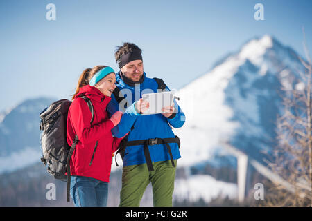 Jeune couple on a hike Banque D'Images
