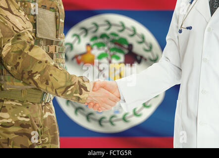 Soldat en uniforme et doctor shaking hands avec drapeau national sur l'arrière-plan - Belize Banque D'Images