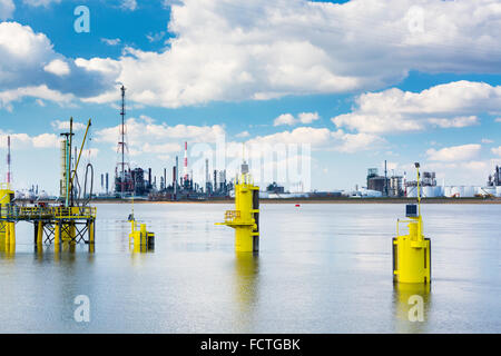 Une grande raffinerie de pétrole avec cheminées dans le port d'Anvers, Belgique avec beaucoup de tours de distillation et de certains pôles en jaune Banque D'Images