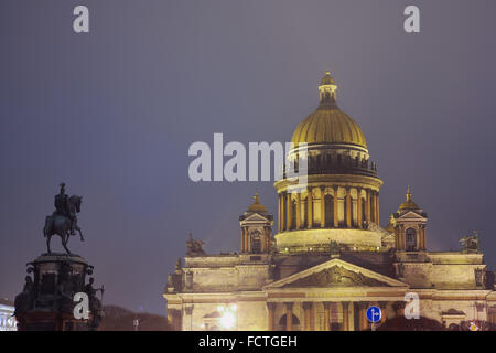 Saint-pétersbourg, la cathédrale Saint-Isaac, monument de l'Empereur Nicholas 1 dans la soirée Banque D'Images