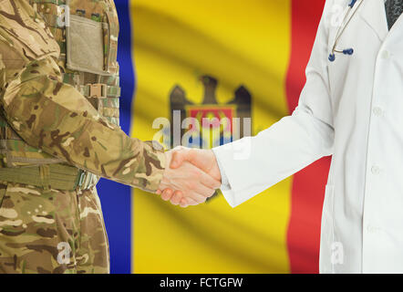 Soldat en uniforme et doctor shaking hands avec drapeau national sur l'arrière-plan - Moldova Banque D'Images