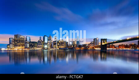 New York City - beau lever de soleil sur Manhattan, avec Manhattan et Brooklyn Bridge USA Banque D'Images