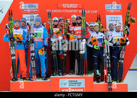 Coupe du monde de ski de fond, les hommes - 4x7.5 km relais, le 24 janvier 2016, prix : à Nove Mesto, en République tchèque. À partir de la gauche : La deuxième places Chervotkin Alexei, Sergey Ustyugov et Alexander Legkov de Russie, les gagnants Sjur Rothe, Finn Haagen Krogh, Mathias Rundgreen et Martin Johnsrud Sundby de Norvège et le troisième placé Francesco De Fabiani, Federico Pellegrino, Dietmar Noeckler et Roland Clara de l'Italie. (CTK Photo/Lubos Pavlicek) Banque D'Images