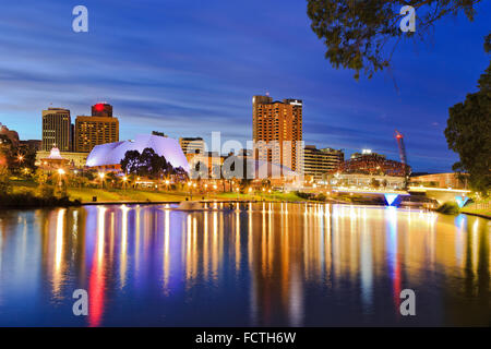 Capitale du sud de l'Australie - la ville d'Adelaïde CBD au lever du soleil se reflétant dans les eaux de la rivière Torrens encore Banque D'Images