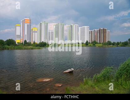 Paysage urbain, de nouveaux bâtiments à plusieurs étages sur le lac Banque D'Images