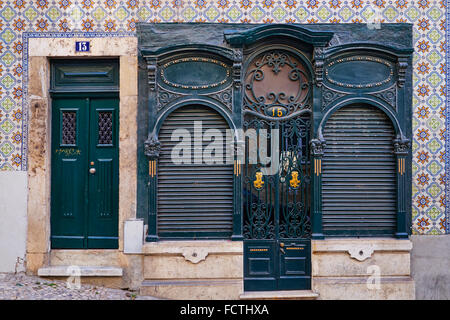 Portugal, Lisbonne, Alfama façade d'un appartement Banque D'Images