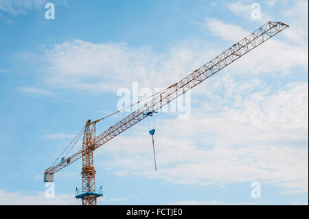 Grue jaune et bleu ciel sur chantier Banque D'Images