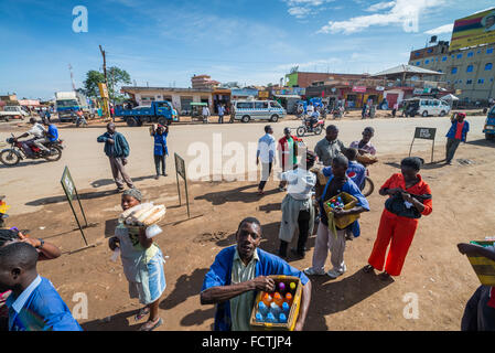 Les vendeurs de rue vendent des marchandises pour les gens dans les bus locaux en passant par les villages sur la route de Kampala, Ouganda, Afrique du Sud Banque D'Images