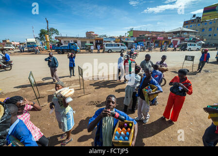 Les vendeurs de rue vendent des marchandises pour les gens dans les bus locaux en passant par les villages sur la route de Kampala, Ouganda, Afrique du Sud Banque D'Images