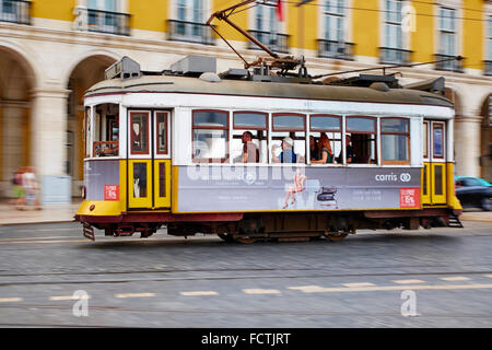 Portugal, Lisbonne, tramway à Praca do Comercio, ou Commerce Square Banque D'Images