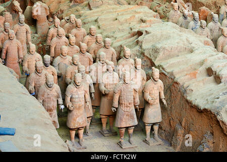 Chine, province du Shaanxi, Xi'an, Lintong site, détail de certaines des six mille statues dans l'Armée de terre cuite, 2000 Banque D'Images