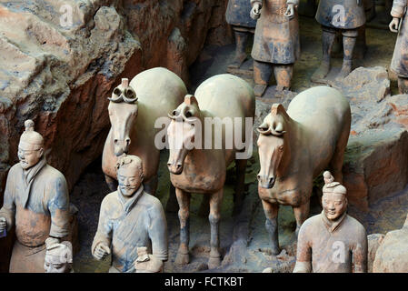 Chine, province du Shaanxi, Xi'an, Lintong site, détail de certaines des six mille statues dans l'Armée de terre cuite, 2000 Banque D'Images