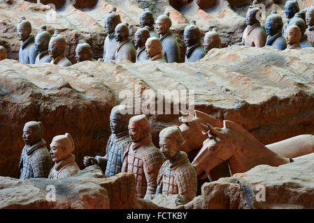 Chine, province du Shaanxi, Xi'an, Lintong site, détail de certaines des six mille statues dans l'Armée de terre cuite, 2000 Banque D'Images