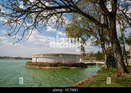 Casa do Baile, ou Maison de la danse, conçu par Oscar Niemeyer, Pampulha, Belo Horizonte, Minas Gerais, Brésil Banque D'Images