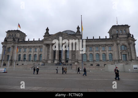 Vue urbaine de Berlin, capitale allemande, l'Allemagne, l'Europe. Le Reichstag ou Bundestag ou de parlement, monument, bâtiment avec les gens Banque D'Images