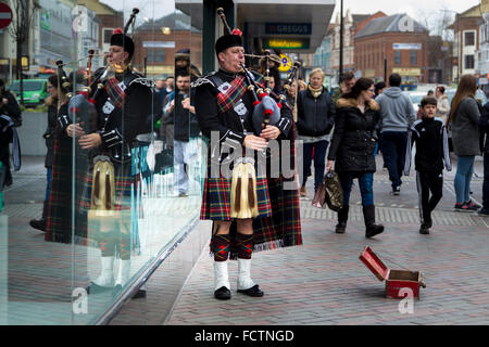 Piper écossais de la rue sur la rue Abington Northampton. Banque D'Images