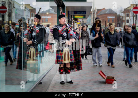 Piper écossais de la rue sur la rue Abington Northampton. Banque D'Images