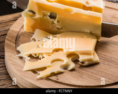 Variété de fromages sur une planche de bois. Banque D'Images