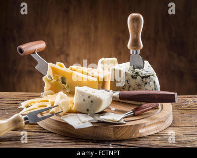 Variété de fromages sur une planche de bois. Banque D'Images