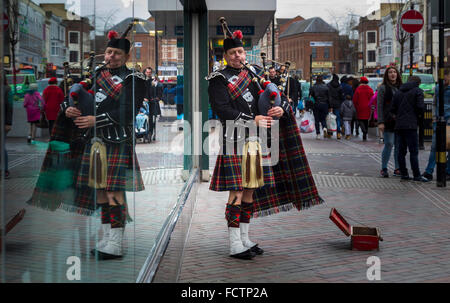 Piper écossais de la rue sur la rue Abington Northampton. Banque D'Images